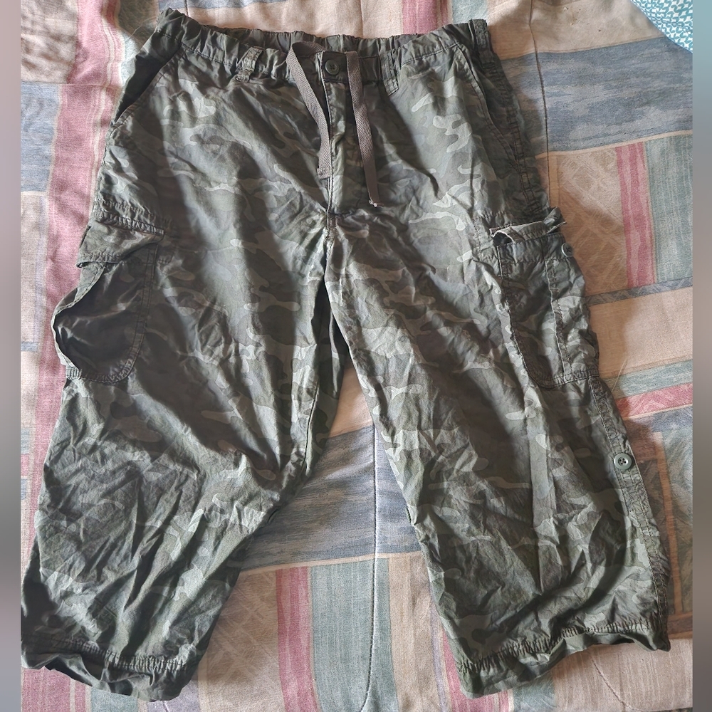 UNIQLO CAMO CARGO 3rd QUATER PANTS